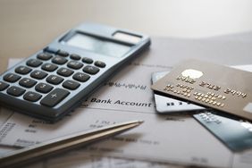 发卡人得采用调整余额法计算财务费用之信用卡及对账单。