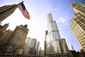 芝加哥一栋建筑上迎风飘扬的美国国旗