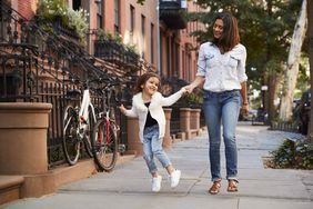 母亲和女儿走在纽约的街道上。