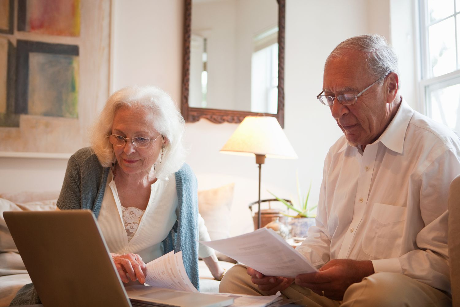 夫妇审查他们个人退休账户上的受益人