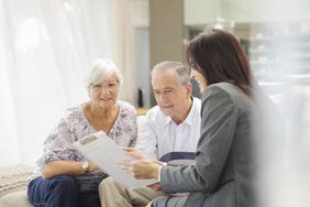 退休规划师与老夫妇讨论财务目标
