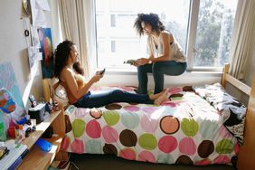 两个女大学生在宿舍里聊天放松