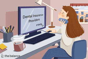 图为一名女子坐在电脑前，拿着冰袋敷在下巴上。屏幕上写着:“牙科保险供应商”，她把光标点击在一个按钮上，上面写着“寻找”。＂>
          </noscript>
         </div>
        </div>
       </div>
       <div class=
