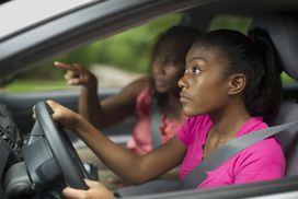非裔美国少年跟妈妈学开车＂width=