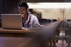 一个学生在图书馆用他的笔记本电脑工作。＂>
          </noscript>
         </div>
        </div>
       </div>
       <div class=