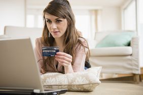 年轻女子用信用卡在网上购物