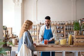 客户和工人在商店