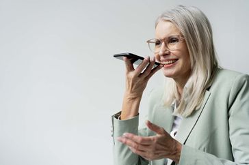 女商人用免提和她的虚拟私人助理通话