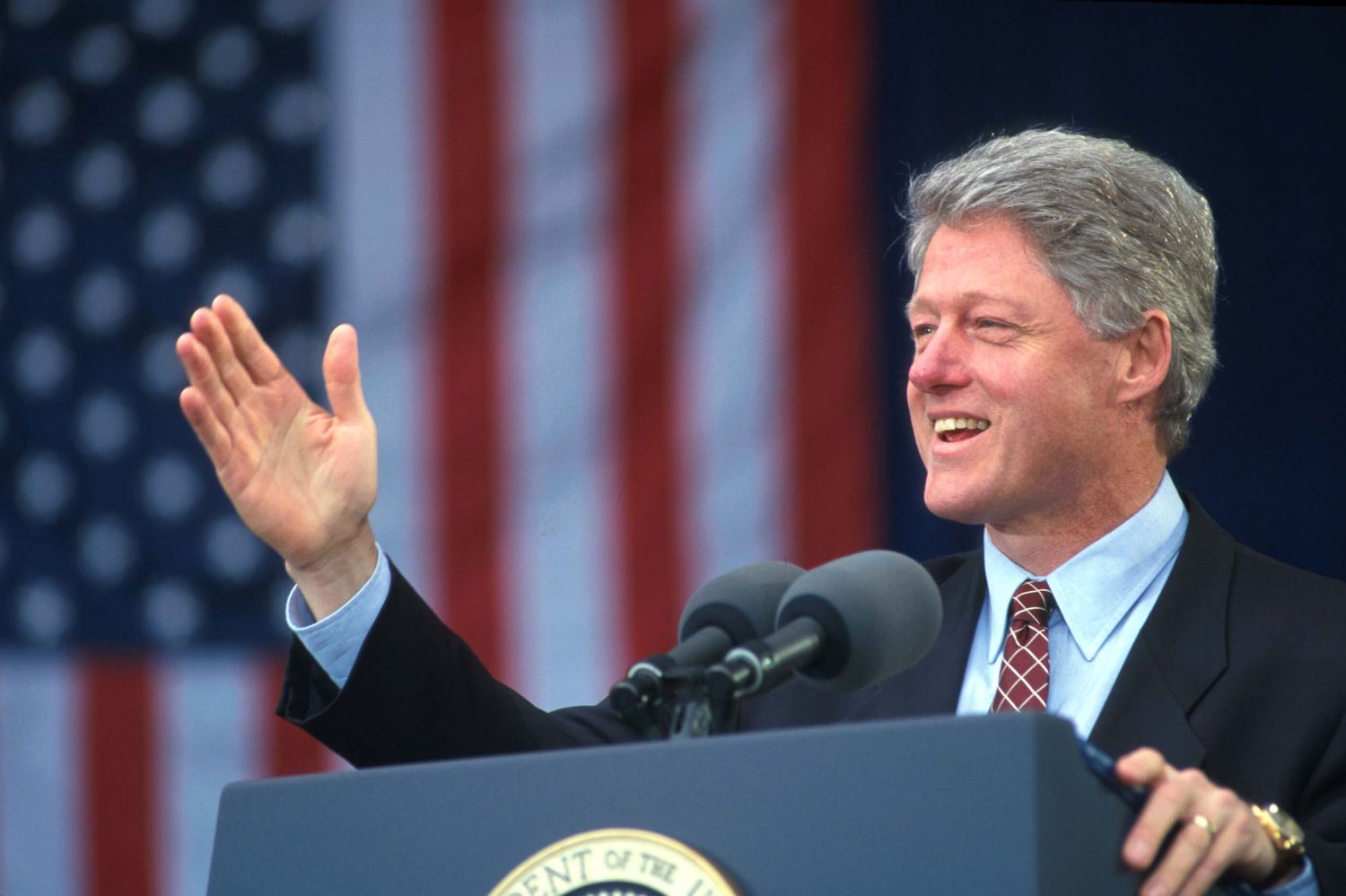 比尔·克林顿总统演讲在美国国旗前,1995年”>
           </noscript>
          </div>
         </div>
         <figcaption id=