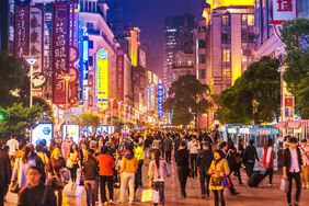 中国上海夜晚拥挤的街景