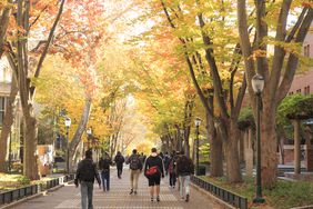 秋天，学生背着书包走在宾夕法尼亚大学的校园里
