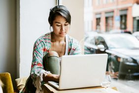 一个女人坐在桌子靠近窗户在咖啡馆和一台笔记本电脑”>
          </noscript>
         </div>
        </div>
       </div>
       <div class=