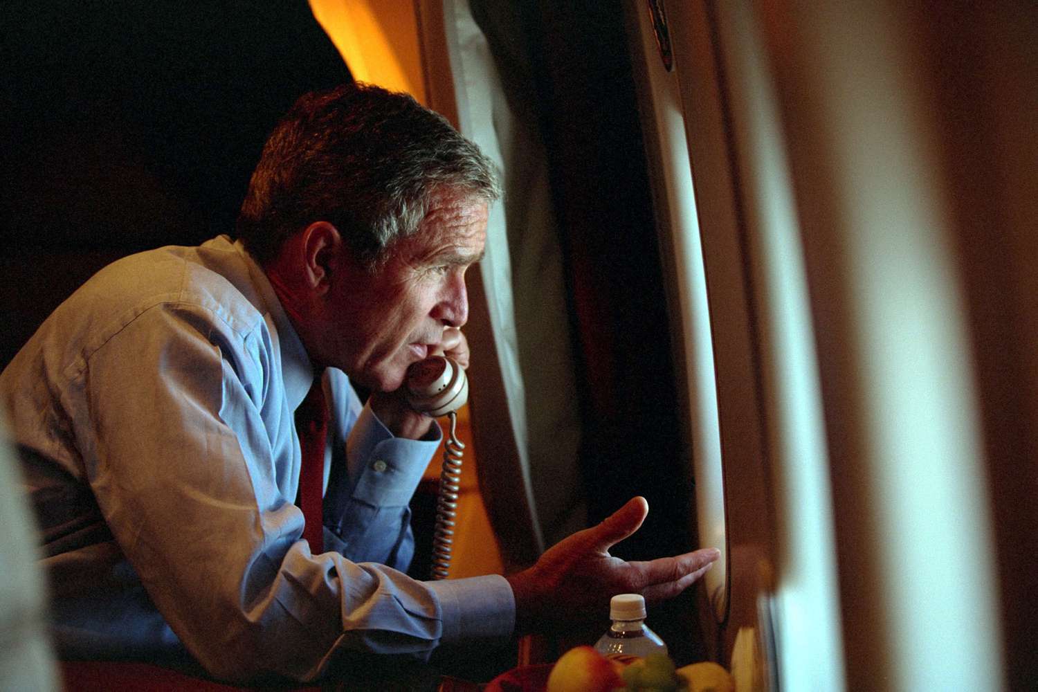 布什总统打电话,处理2001年的经济衰退”>
           </noscript>
          </div>
         </div>
         <figcaption id=