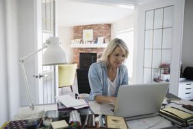 女人在家庭办公室使用笔记本电脑