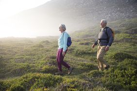 退休夫妇在山上徒步旅行。