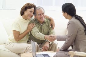 微笑的退休夫妇在家中与专业人士会面＂>
          </noscript>
         </div>
        </div>
       </div>
       <div class=