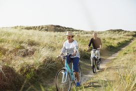 退休夫妇骑自行车