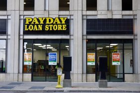 发薪日贷款的外部视图存储在芝加哥市中心,伊利诺斯州,2019年。