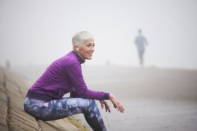 一名老年妇女在海滩上靠栅栏放松＂>
          </noscript>
         </div>
        </div>
       </div>
       <div class=