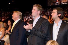 拉斯维加斯，内华达州——2008年5月24日:唐纳德·特朗普与儿子埃里克·特朗普和小唐纳德·特朗普。