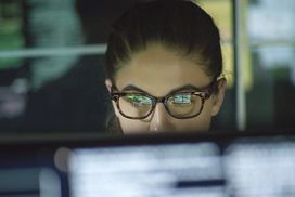 女人在电脑上监控股票数据
