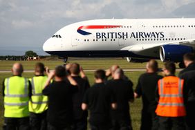 英国航空公司的飞机在机场跑道上滑行。