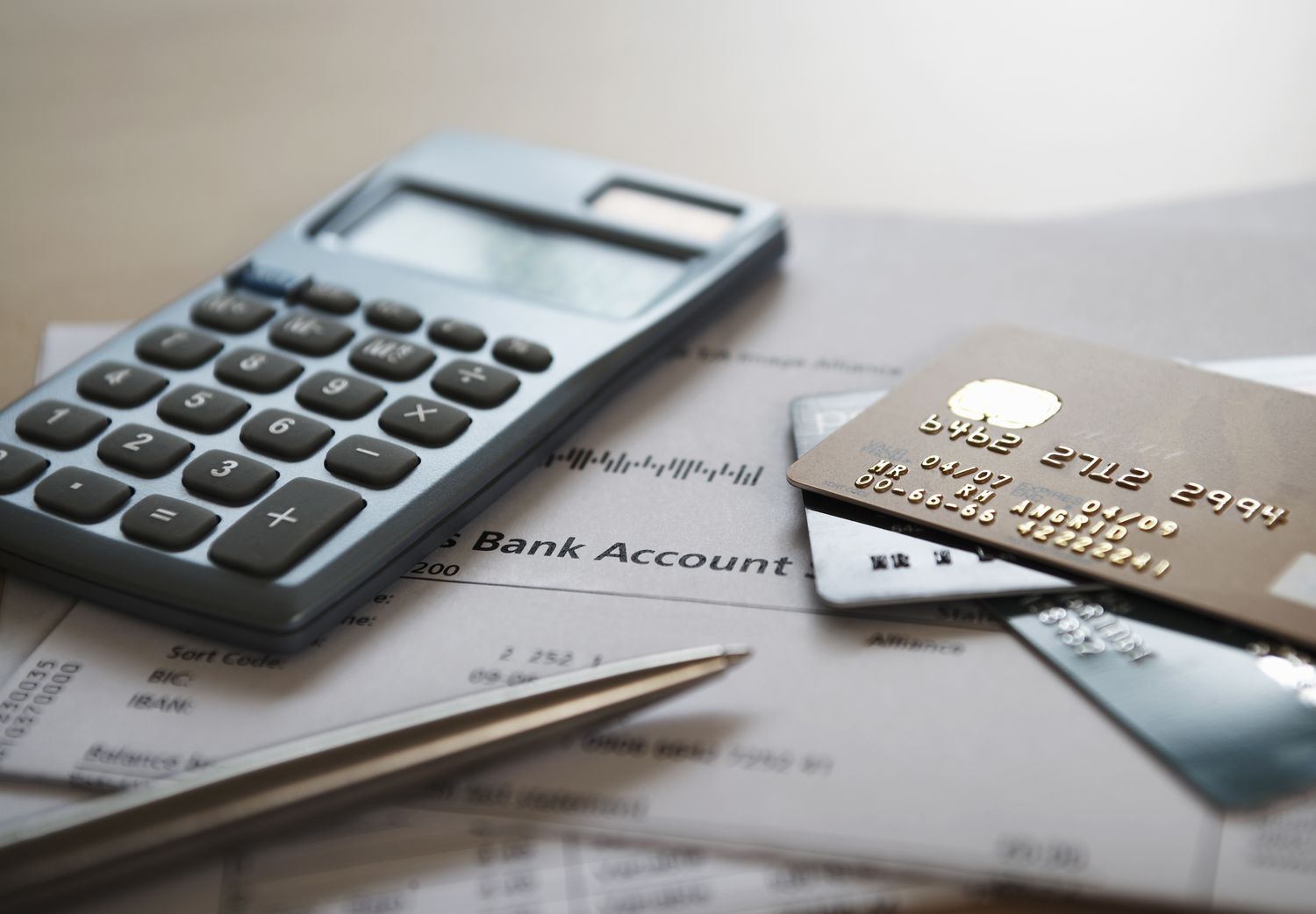 发卡人得采用调整余额法计算财务费用之信用卡及对账单。
