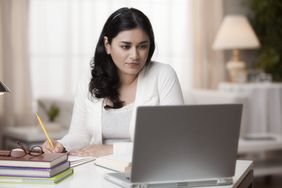 女人做笔记之前填写实习应用在她的电脑。