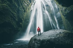 冰岛，游客在岩石上欣赏Gljufrabui瀑布＂>
          </noscript>
         </div>
        </div>
       </div>
       <div class=