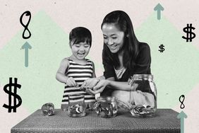 一名妇女和孩子把零钱分装到容器里。背景中的箭头围绕着他们，指向8美元的数字。