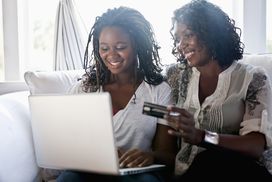 母亲和女儿网上购物用信用卡”width=