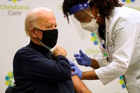 拜登总统在医生那里接受COVID-19疫苗接种