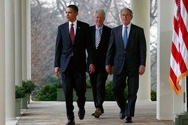美国总统巴拉克·奥巴马(左)、前总统比尔·克林顿(中)和前总统乔治·w·布什(右)走向玫瑰园＂width=