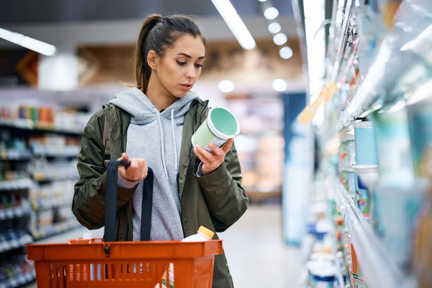 年轻女子在超市阅读商品标签