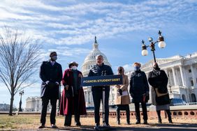参议院多数党领袖查克·舒默(纽约州民主党)于2021年2月4日在华盛顿特区美国国会大厦外举行的关于学生债务的新闻发布会上发表讲话。另外，L-R，众议员Mondaire Jones (D-NY)，众议员Alma Adams (D-NC)，众议员Ilhan Omar (D-MN)，参议员Elizabeth Warren (D-MA)和众议员Ayanna Pressley (D-MA)。民主党人重新提出了他们的决议，呼吁乔·拜登总统采取行政行动，取消联邦学生贷款借款人最高5万美元的债务。