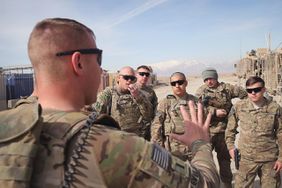 美国士兵在阿富汗大选临近继续咨询作用