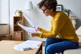 女人在家里报税