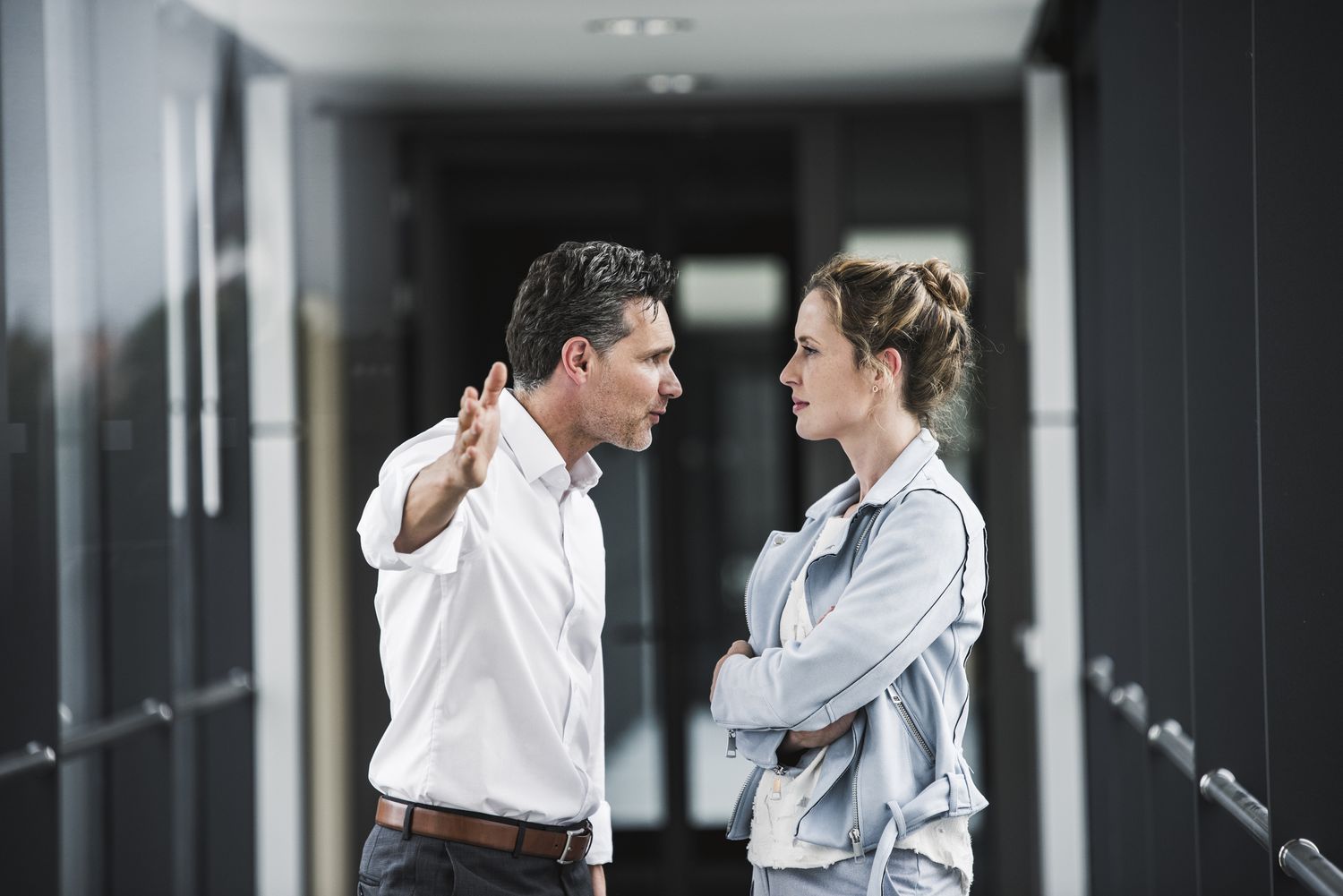 一个男人和一个女人面对面地站在一个商业环境中。