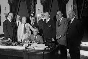 罗斯福签署了格拉斯·斯蒂格尔法案
