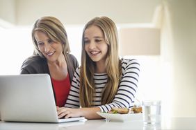妈妈和女儿与电脑