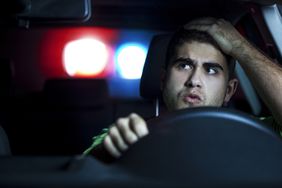 一名男子开车时没有保险，被警察拦下。