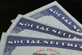 三张美国社会保障卡顶部的特写