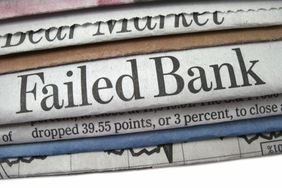 报纸的标题是“倒闭的银行”