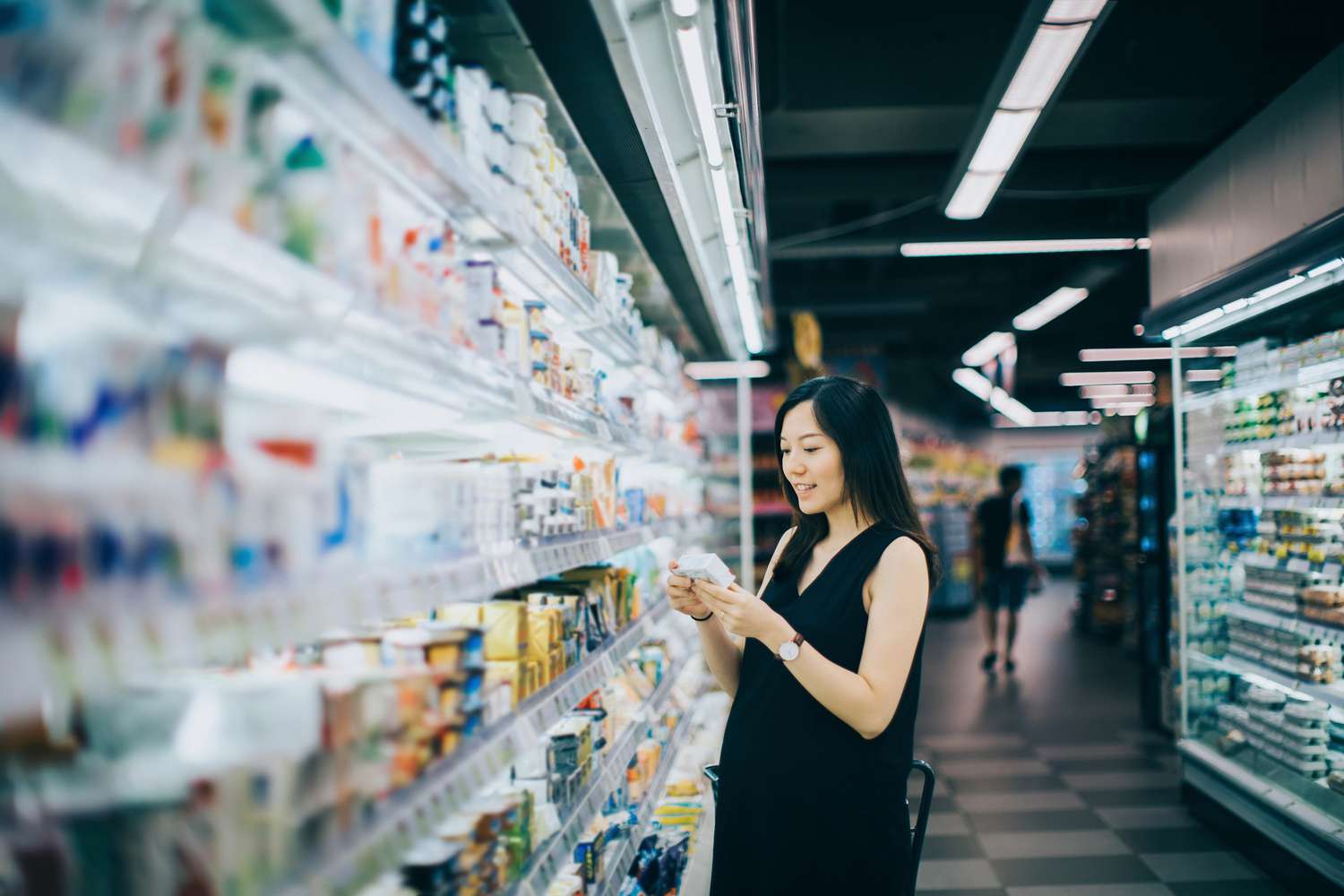 孕妇在超市购物并阅读营养标签