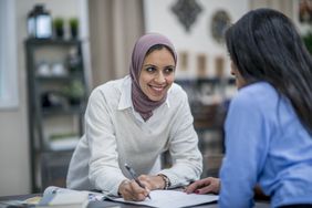 两个穆斯林妇女在家庭办公室工作”>
          </noscript>
         </div>
        </div>
       </div>
       <div class=