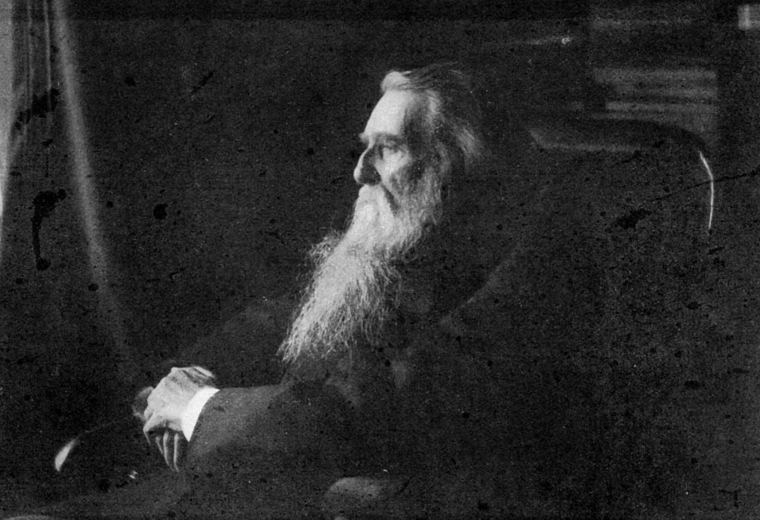 约翰·罗斯金，1900年左右，留着长长的白胡子＂>
           </noscript>
          </div>
         </div>
         <figcaption id=