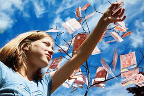 一个女孩从树上捡加拿大50元钞票