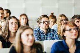 满教室的大学生在听讲座