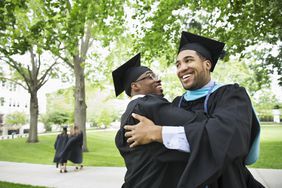 大学男性毕业生拥抱和微笑”>
          </noscript>
         </div>
        </div>
       </div>
       <div class=