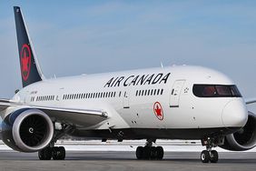 图为一架加拿大航空公司的客机在机场跑道上滑行。
